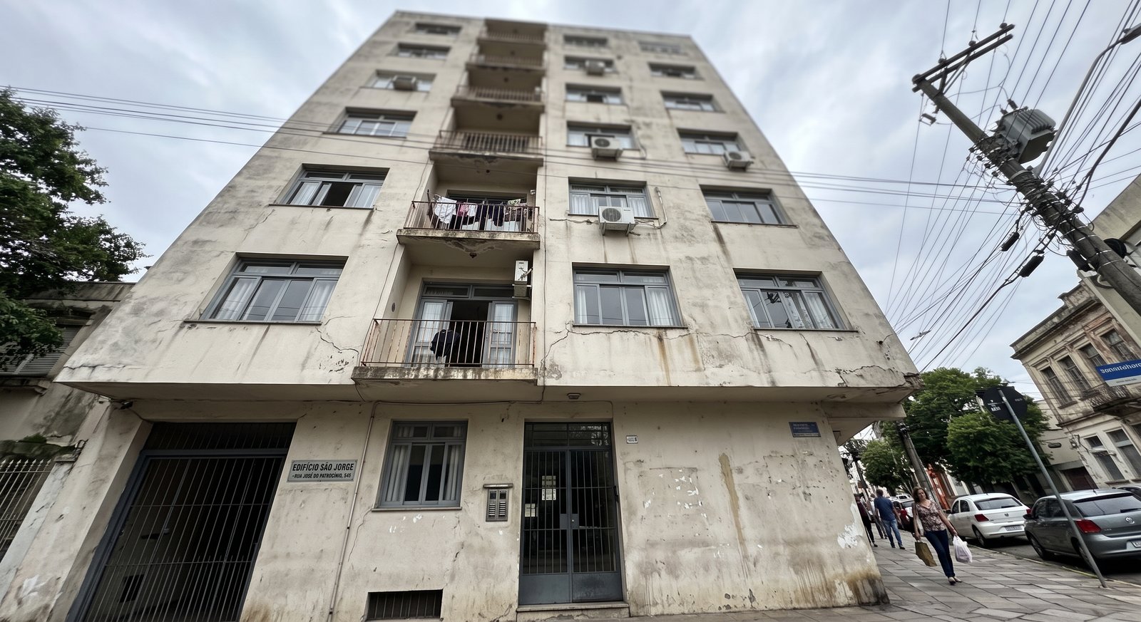 Fachada de prédio vista da rua — perspectiva limitada